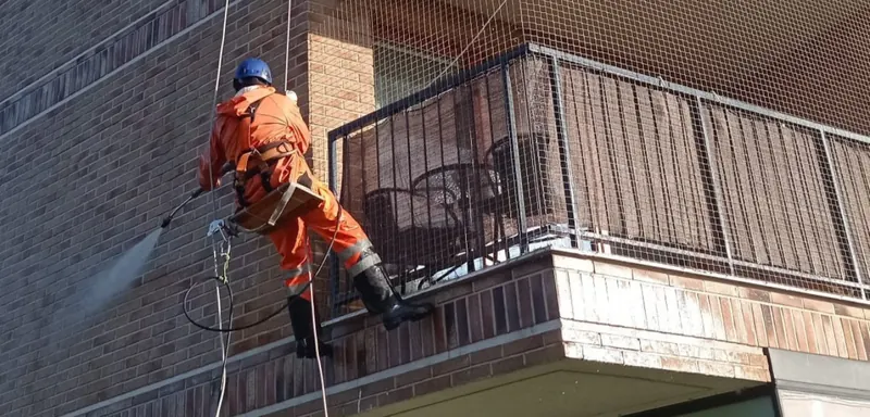 Mycie ciśnieniowe elewacji budynku metodą alpinistyczną - realizacja BruClean Service