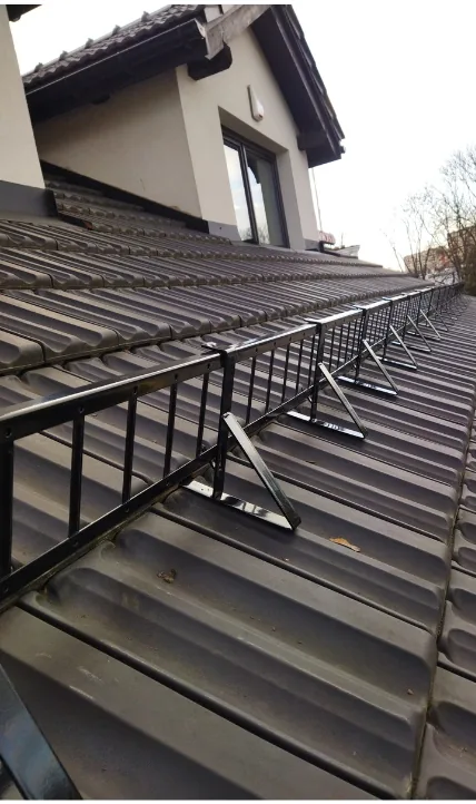 Płotki śniegowe kratowe zamontowane na dachu z dachówki – BruClean Service