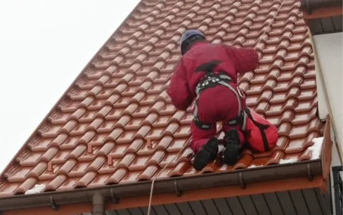 Montaż haków śniegowych na dachu z dachówki – BruClean Service